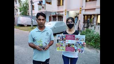 A female member of the group distributing a sapling to a local youth and spreading awareness in Prayagraj. (HT photo) A female member of the group distributing a sapling to a local youth and spreading awareness in Prayagraj. (HT photo)