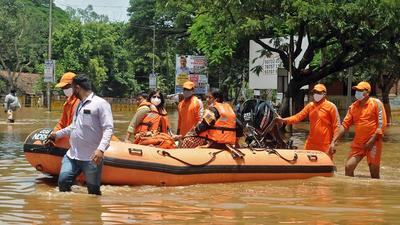 An NDRF team distributes food to the people affected by floods in Sangli. (HT FILE) An NDRF team distributes food to the people affected by floods in Sangli. (HT FILE)