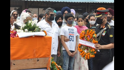Army officers carrying Lt Colonel Bath’s body to his house in Amritsar on Tuesday. (Sameer Sehgal/HT)