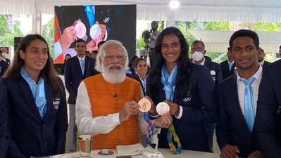 The image shows PM Modi with PV Sindhu. (Twitter/@Pvsindhu1)