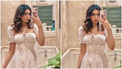 Khushi Kapoor shared her 'mandatory bathroom selfies' on Instagram. Khushi Kapoor shared her 'mandatory bathroom selfies' on Instagram.