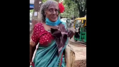 The image shows the ragpicker speaking to Shachina Heggar. (Instagram/@itmeshachinaheggar) The image shows the ragpicker speaking to Shachina Heggar. (Instagram/@itmeshachinaheggar)