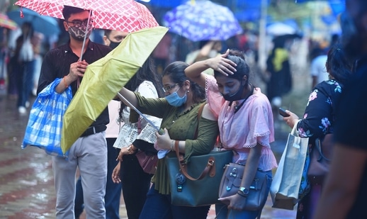 Visitors caught in the rain at Janpath market, in New Delhi last week. (Raj K Raj / Hindustan Times))