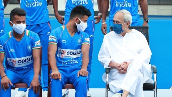 Indian men's hockey team captain Manpreet Singh (R) and Odisha CM Naveen Patnaik(Hockey India / Twitter)