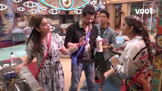 Shamita Shetty and Akshara Singh caught up in an argument.