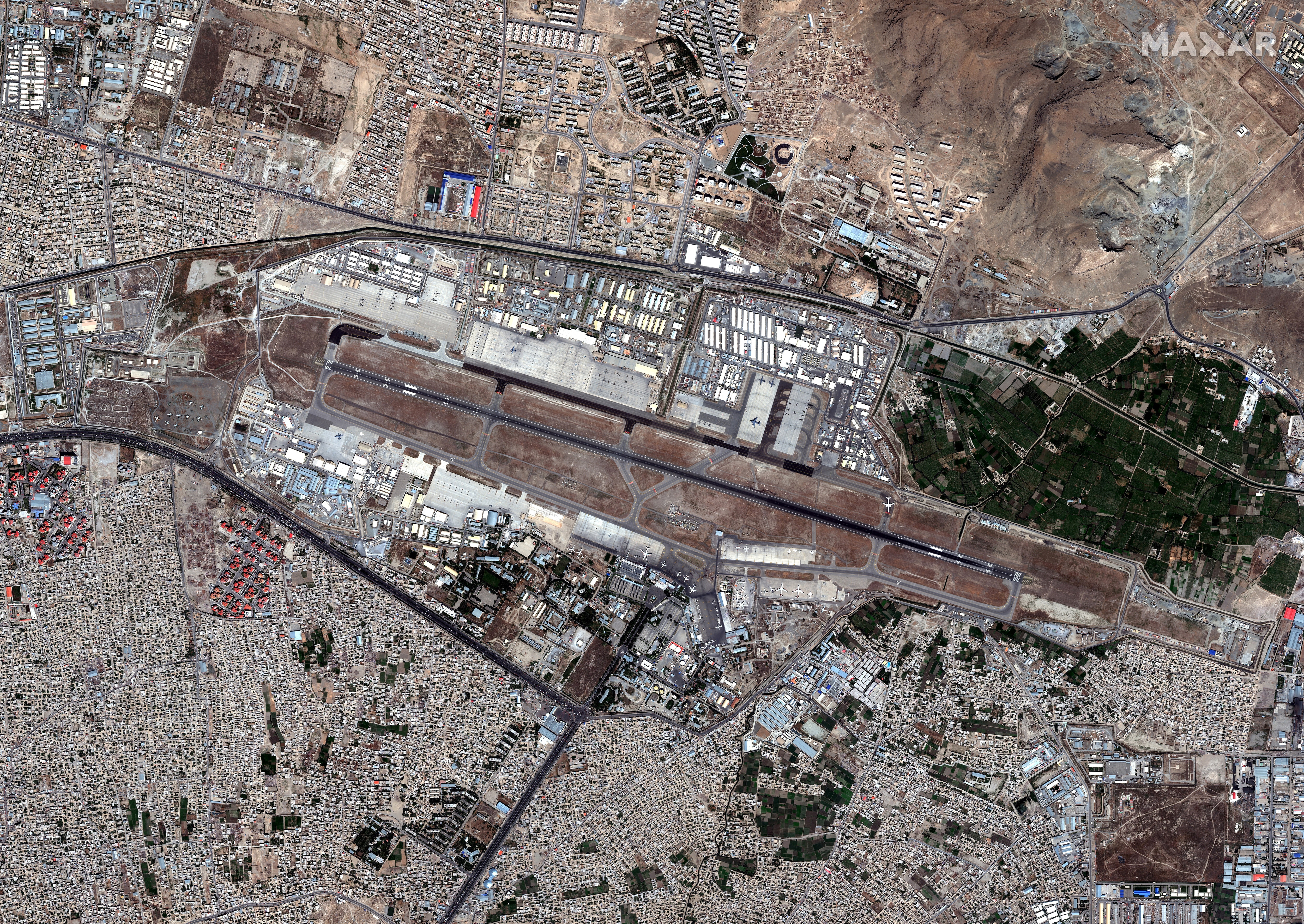Uma visão geral do aeroporto de Cabul enquanto milhares de pessoas convergiam para a pista e a pista do aeroporto. (Maxar Technologies via Reuters)