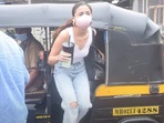 Alia Bhatt hops out of an auto rickshaw in Mumbai. Alia Bhatt hops out of an auto rickshaw in Mumbai.