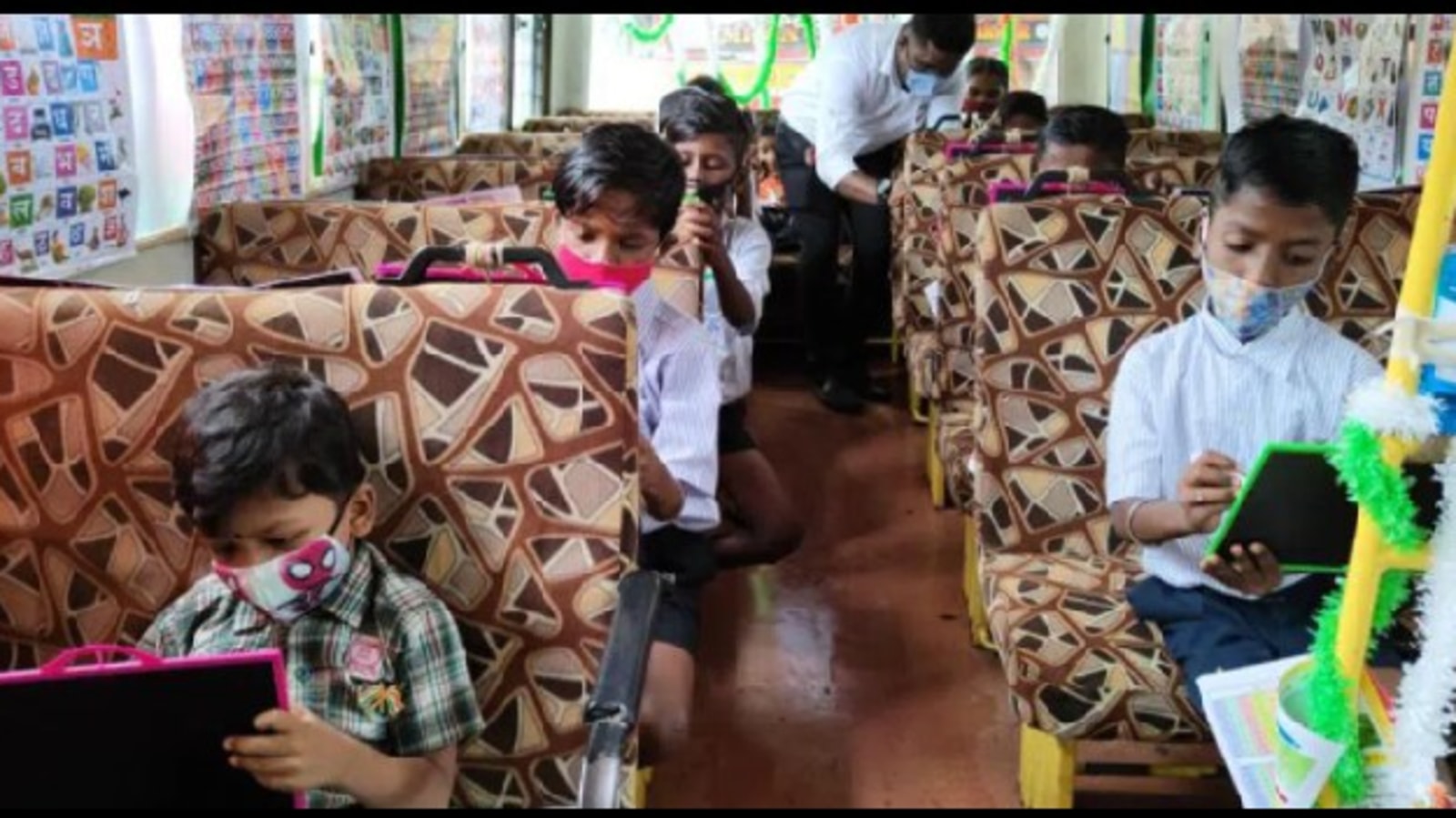 This man has turned a bus into school for the underprivileged children ...