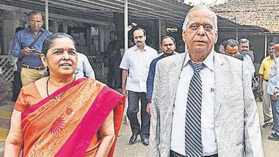 DS Kulkarni along with his wife Hemanti at Economic Offences Wing (EOW) in Pune. (Pratham Gokhale/HT File Photo)