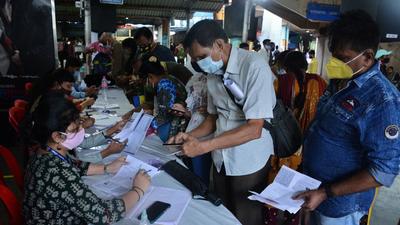 Fully vaccinated commuters get their vaccination certificates verified for obtaining seasonal tickets at Thane railway station. (HT FILE) Fully vaccinated commuters get their vaccination certificates verified for obtaining seasonal tickets at Thane railway station. (HT FILE)