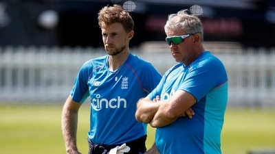 England head coach Chris Silverwood (R) said they are not scared of a fight (Action Images via Reuters)