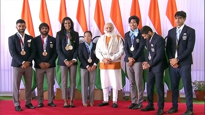 Prime Minister Narendra Modi and the Olympic medalists pose for a photograph. (ANI)