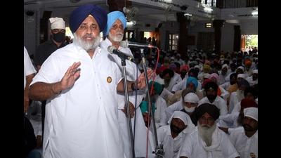 Shiromani Akali Dal chief Sukhbir Singh Badal addressing a gathering at Gurdwara Singh Sabha in Zira of Ferozepur district on Wednesday. (Sanjeev Kumar/HT) Shiromani Akali Dal chief Sukhbir Singh Badal addressing a gathering at Gurdwara Singh Sabha in Zira of Ferozepur district on Wednesday. (Sanjeev Kumar/HT)