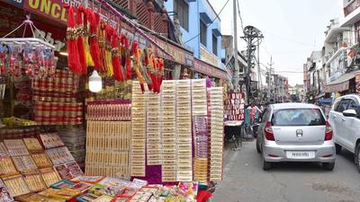 Shopkeepers of Field Ganj area encroaching upon the road with a Rakhi stall in Ludhiana on Wednesday. (Gurpreet Singh/HT)
