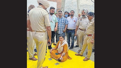 BJP councillor Sonia Sharma protesting at Gurmail Nagar in Ludhiana on Wednesday. (HT Photo)