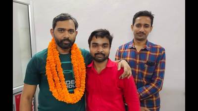 Ashok Kumar Singh (with garlands) being welcomed by friends on his safe return to Pratapgarh on Wednesday. (HT Photo) Ashok Kumar Singh (with garlands) being welcomed by friends on his safe return to Pratapgarh on Wednesday. (HT Photo)