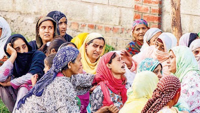 Family members of a BJP worker who was shot dead by terrorists in Kulgam district on Tuesday. (PTI) Family members of a BJP worker who was shot dead by terrorists in Kulgam district on Tuesday. (PTI)