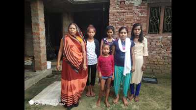 Dharmawati, wife of Jangbahadur of Shyamdeurwa in Maharajganj district with her five daughters. Jangbahadur works in a factory in Kabul. (HT photo) Dharmawati, wife of Jangbahadur of Shyamdeurwa in Maharajganj district with her five daughters. Jangbahadur works in a factory in Kabul. (HT photo)