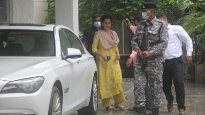 Kangana completed her traditional look with Kolhapuri gold sandals, pretty earrings and her tresses tied in a sleek hairdo. She opted for minimal make-up to round it off. (HT Photo/Varinder Chawla) Kangana completed her traditional look with Kolhapuri gold sandals, pretty earrings and her tresses tied in a sleek hairdo. She opted for minimal make-up to round it off. (HT Photo/Varinder Chawla)