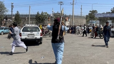 Taliban resorting to muscle tactics outside Hamid Karzai International airport to prevent Kabul residents leaving Emirates of Afghanistan. Taliban resorting to muscle tactics outside Hamid Karzai International airport to prevent Kabul residents leaving Emirates of Afghanistan.