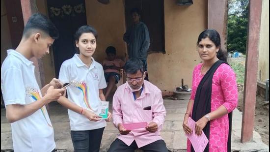 Volunteers on the organ donor registration drive in Dhalewadi. (HT)