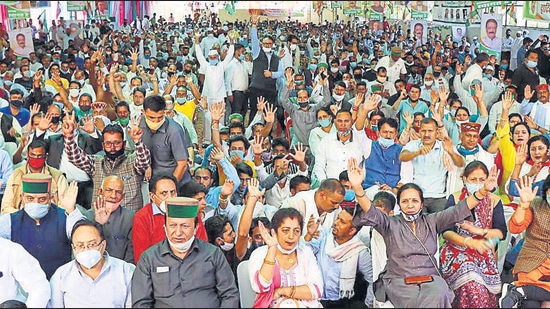 A similar trend was seen during the second wave of the pandemic. Himachal’s daily case numbers, which had been steadily declining since November 2020 began rising in February-end. Virus transmission picked pace in March and peaked in April, outpacing the positivity rate during the first wave. (HT File)