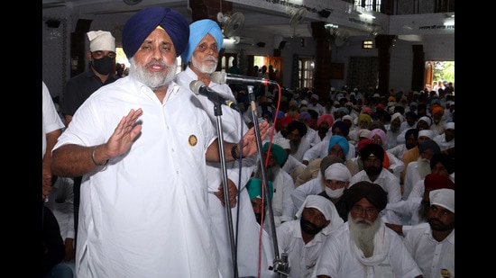 Shiromani Akali Dal chief Sukhbir Singh Badal addressing a gathering at Gurdwara Singh Sabha in Zira of Ferozepur district on Wednesday. (Sanjeev Kumar/HT)