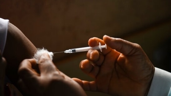 Patients with long Covid syndrome continue to have higher measures of blood clotting, which may explain their persistent symptoms such as reduced physical fitness and fatigue, according to a study.(AP) Patients with long Covid syndrome continue to have higher measures of blood clotting, which may explain their persistent symptoms such as reduced physical fitness and fatigue, according to a study.(AP)