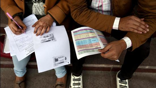 Candidates apply for job at a job fair organised by the directorate of employment, Delhi government at Tyagraj Sports Complex in New Delhi on January 21, 2019. (HT archive)