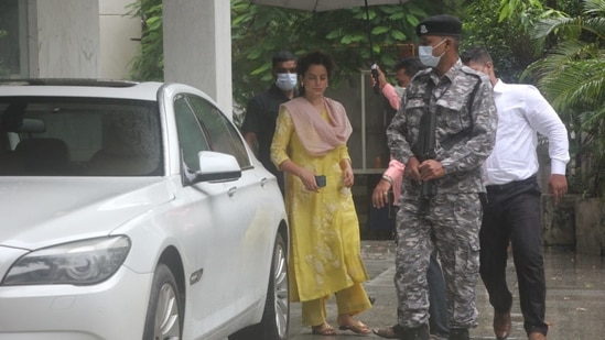 Kangana Ranaut, who returned from Budapest on Wednesday, was spotted in Khar.(Varinder Chawla)