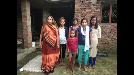 Dharmawati, wife of Jangbahadur of Shyamdeurwa in Maharajganj district with her five daughters. Jangbahadur works in a factory in Kabul. (HT photo)