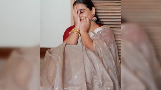 Vidya Balan matched her gorgeous Chanderi saree with a plain red blouse.(Instagram/@vidyabalan)