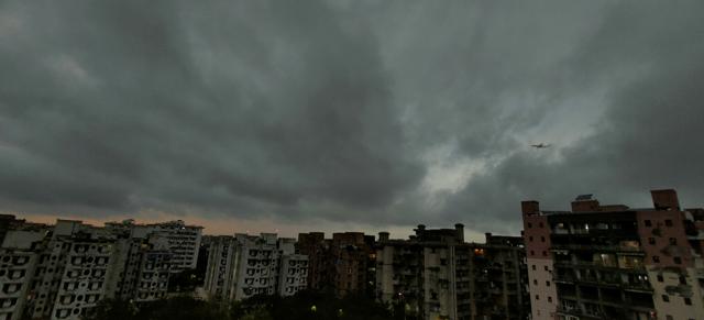 Monsoon mingling: Sun romances Delhi sky Monsoon mingling: Sun romances Delhi sky