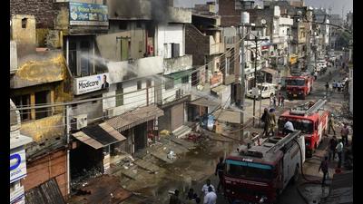 Firefighters trying to douse the flames in Kucha No 16 of Field Ganj in Ludhiana on Friday. (Harsimar Pal Singh/HT) Firefighters trying to douse the flames in Kucha No 16 of Field Ganj in Ludhiana on Friday. (Harsimar Pal Singh/HT)