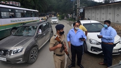 Police personnel are checking RT-PCR test reports of tourists coming to Shimla, Himachal Pradesh.&nbsp; (Deepak Sansta/ HT file photo)