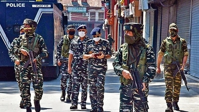 Security personnel stand guard in Srinagar (ANI Photo)