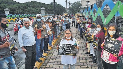 People held silent protests on Maharshi Shinde bridge, on Thursday, on the eve of Narendra Dabholkar’s death anniversary . (Kalpesh Nukte/HT PHOTO) People held silent protests on Maharshi Shinde bridge, on Thursday, on the eve of Narendra Dabholkar’s death anniversary . (Kalpesh Nukte/HT PHOTO)
