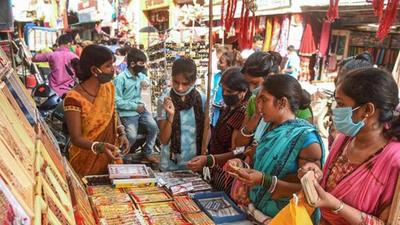 Patna: Women purchase 'rakhi' ahead of Raksha Bandhan festival, in Patna, Sunday, Aug. 2, 2020. (PTI Photo)(PTI02-08-2020_000111B) (PTI) Patna: Women purchase 'rakhi' ahead of Raksha Bandhan festival, in Patna, Sunday, Aug. 2, 2020. (PTI Photo)(PTI02-08-2020_000111B) (PTI)