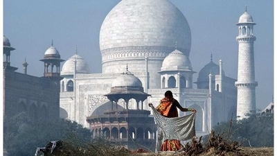 This image of the Taj Mahal in Agra captured by Raghu Rai in 1985 shows the stark contrast between the grandeur of the monument and the life of those around it. (Instagram / Raghu Rai ) This image of the Taj Mahal in Agra captured by Raghu Rai in 1985 shows the stark contrast between the grandeur of the monument and the life of those around it. (Instagram / Raghu Rai )