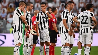 Juventus' Portuguese forward Cristiano Ronaldo (C) chats with Juventus' defender Leonardo Bonucci from Italy (2nd L) (AFP) Juventus' Portuguese forward Cristiano Ronaldo (C) chats with Juventus' defender Leonardo Bonucci from Italy (2nd L) (AFP)