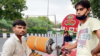 Resigned to the hot, humid evening, brothers Hameed and Aamir are wordlessly operating their “roller machine”, here on Delhi’s Mathura Road. (Mayank Austen Soofi) Resigned to the hot, humid evening, brothers Hameed and Aamir are wordlessly operating their “roller machine”, here on Delhi’s Mathura Road. (Mayank Austen Soofi)