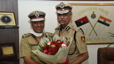 DGP Praveer Ranjan (right) took the charge from Sanjay Baniwal (left), who has been repatriated to Delhi. (HT Photo)