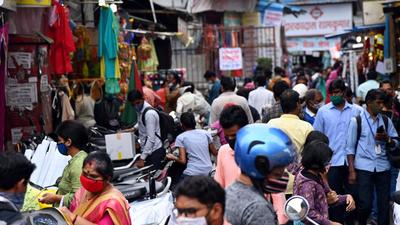 Shoppers crowd marketplace at Raviwarpeth in Pune, on Wednesday. PMC to carry out surprise raids to contain Covid inappropriate behaviour. (HT) Shoppers crowd marketplace at Raviwarpeth in Pune, on Wednesday. PMC to carry out surprise raids to contain Covid inappropriate behaviour. (HT)