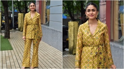 Mrunal wore the blazer with high-waisted flared pants in the same print. Her ensemble served strong retro vibes, and we are in love with it. (HT Photo/Varinder Chawla) Mrunal wore the blazer with high-waisted flared pants in the same print. Her ensemble served strong retro vibes, and we are in love with it. (HT Photo/Varinder Chawla)