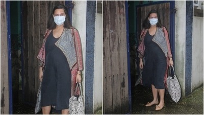 Neha teamed the dress with a printed jacket with an open front. The bandhani print on the shrug came in red, white and grey shades. It had full sleeves and was the same length as Neha's dress.  (HT Photo/Varinder Chawla)