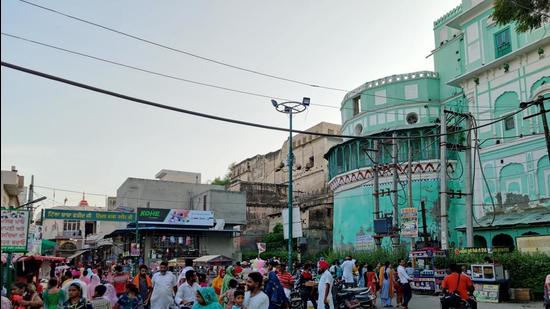 Three streets leading to the gurdwara from the Qila Mubarak (royal fort), the Garg Chowk and the Jain School will be given a retro look. This will decongest the area around the gurdwara. (HT Photo)