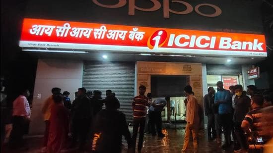 ICICI Bank, Virar, at the time of the incident.