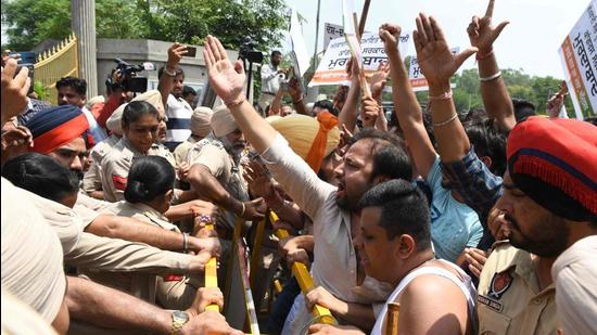 In the confrontation between the police and BJYM, the youth wing of the BJP, the protesters raised slogans against the Congress and Sidhu. (AFP photo)