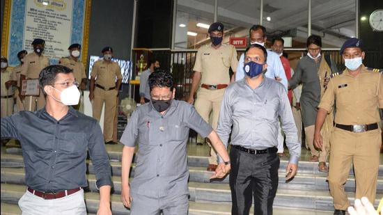 Pune unit of Anti Corruption Bureau (ACB) officials in action at the office of the standing committee in Pimpri-Chinchwad, Wednesday. (HT PHOTO)
