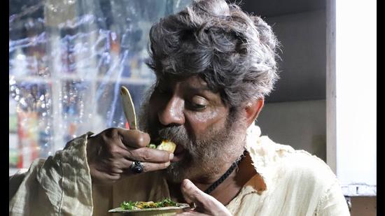 South Indian star Jagapathi Babu savouring chaat in Lucknow. He is currently shooting for Rajinikanth starrer Annaatthe (Deepak Gupta/HT) South Indian star Jagapathi Babu savouring chaat in Lucknow. He is currently shooting for Rajinikanth starrer Annaatthe (Deepak Gupta/HT)
